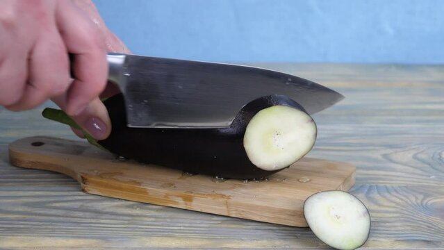 Cut the eggplant into slices