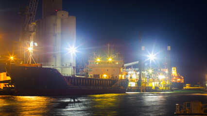 Port-La-Nouvelle, illuminée par de puissants projecteurs, en pleine nuit