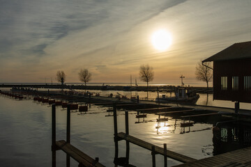 Fototapeta premium Sonnenuntergang in der Hafenstadt Hjo am Vättern See