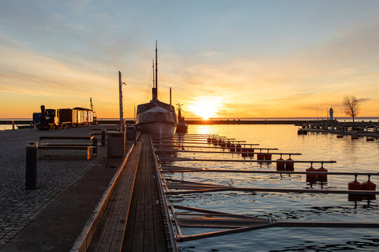 Schiff im Hafen von Hjo in Schweden