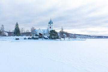 Fototapeta premium Kirche am verschneiten und zugefrorenen Siljan See in Schweden
