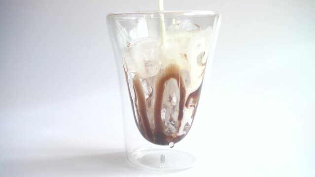 Preparation of a drink from cold milk and chocolate