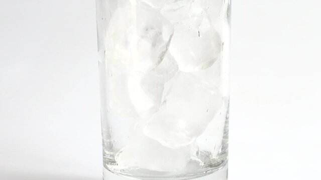 Preparation of coca cola with ice and lemon.