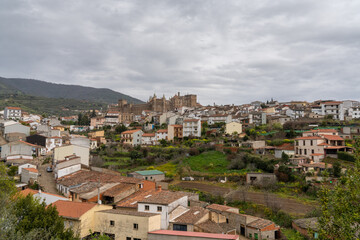 Obraz premium landscape view of the village of Guadalupe and the famous monastery and pilgrimage site under an overcast sky