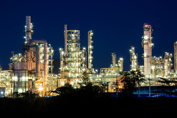 Plakat Twilight scene of tank oil refinery plant and tower column of Petrochemistry