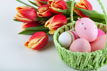 Obraz na płótnie Canvas Tulip flowers and easter eggs