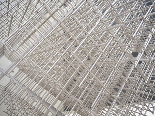 銀色の棒を組み合わせたスクエア型のオブジェ