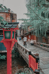 Obraz premium japon kyoto rue temple tradition mordernité nature montagne train rivière bouddha geisha