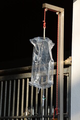 In der Pferdeklinik. 5 Liter Infusionsbeutel an einer Pferdebox