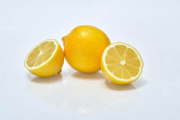 Whole and sliced lemon slices