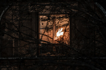 Fototapeta na wymiar Erleuchtetes Fenster in der Nacht