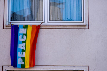 Peace - Friedensflagge am Fenster 