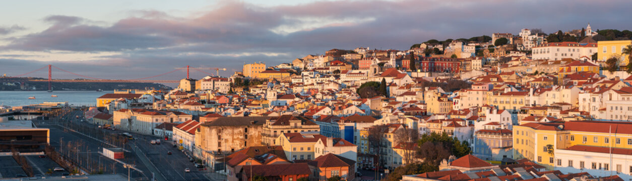 Panorama mit Sonnenaufgang im Stadtviertel Alfama in Lissabon, Portugal