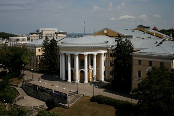 Fototapeta premium Pre-war Kiev, a state building with the Ukrainian flag at Independence Square, on a sunny summer day