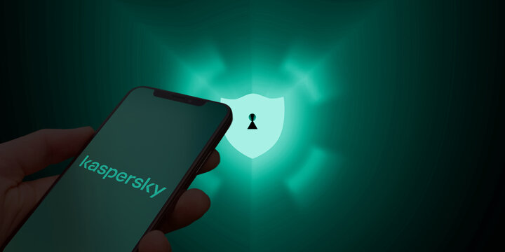 Kaspersky Logo auf einem Smartphone vor einem Abwehrschild als Symbolbild f&uuml;r Antivirus Software, Virenscanner, Virenschutzprodukt im Thema Cybersicherheit, Russland, Russland-Ukraine-Konflikt 2022