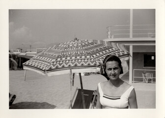 FOTO VINTAGE CON RAGAZZA IN SPIAGGIA