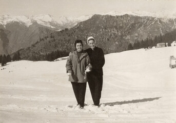 FOTO VINTAGE IN POSA SULLA NEVE