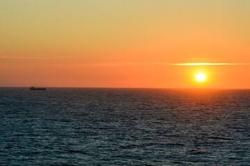 coucher du soleil sur la mer 