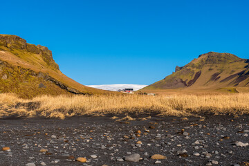 Der Reynisfjara-Strand in Vík í Mýrdal auf Island mit einem herrlichen Blick auf die...