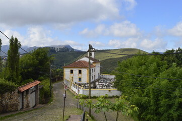 Vista do horizonte com igreja e cemitério ao lado em Ouro Preto