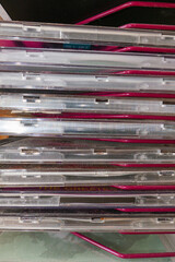 CD Hüllen in einem CD Rack