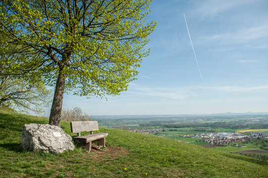 Panoramablick schw&auml;bische Alb mit Ruhebank bei Bissingen Teck