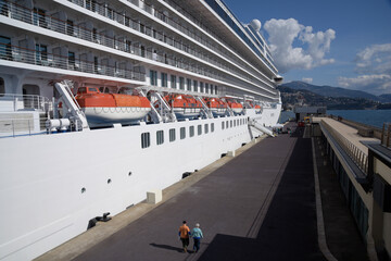 deux passages en train de retourner sur le bateau de croisière de luxe - Méditerranée