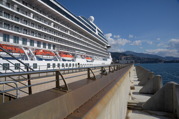 navire de croisi&egrave;re de luxe dans le port de Monaco - C&ocirc;te d'Azur
