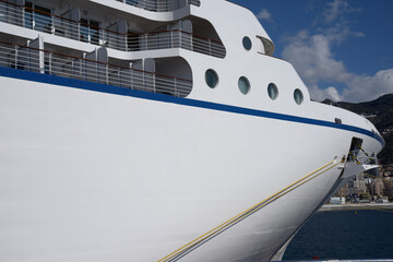 Naklejka premium bateau de croisière au port