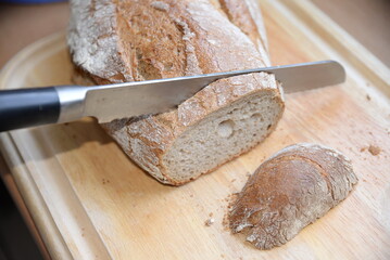 Brot mit Brotmesser