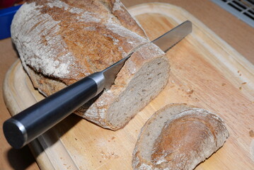 Brot mit Brotmesser