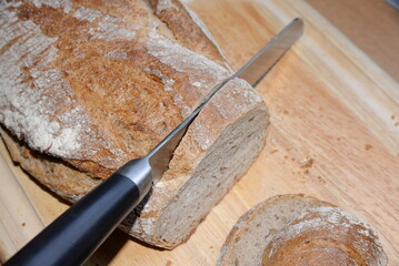 Brot mit Brotmesser