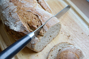 Brot mit Brotmesser