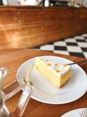 Sernik mango w kawiarni 