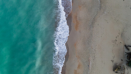Fototapeta na wymiar scatto aereo della spiaggia selvaggia con le onde