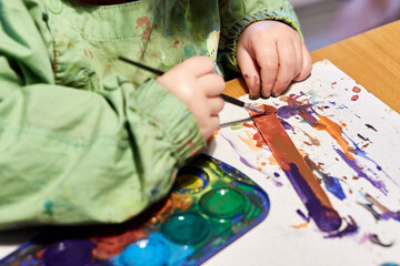 petite fille peint avec de la peinture