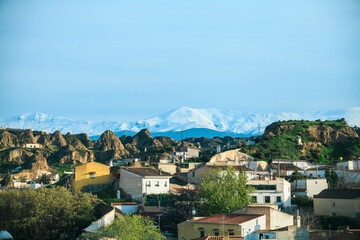 Fototapeta na wymiar panoramica de guadix con sierra nevada de fondo