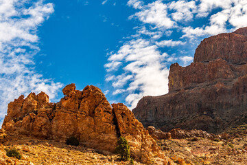 Fototapeta premium Paisaje con nubes en el Parque Nacional del Teide, isla de Tenerife.