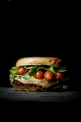 Hamburguesa con rúcula,  tomate y queso