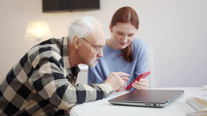 An old man learns to use a smartphone, and his adult daughter helps him figure it out