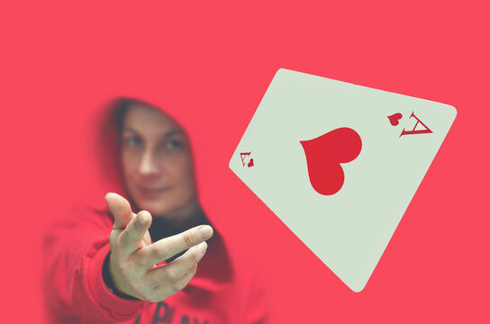 Mujer lanzando As de corazones