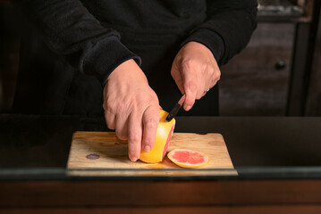 CORTANDO RODAJAS DE POMELO ROSADO.
