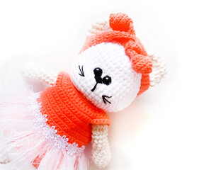 A crochet toy of a white cat.