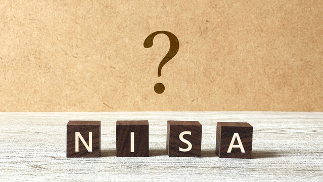 NISAの文字入り茶色の4つの立方体_コルク背景