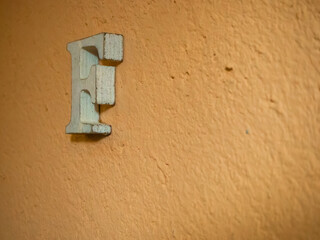 壁についたアルファベット【F】の大文字