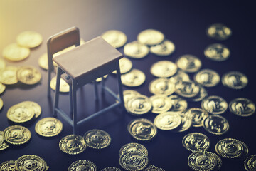 金貨と机と椅子