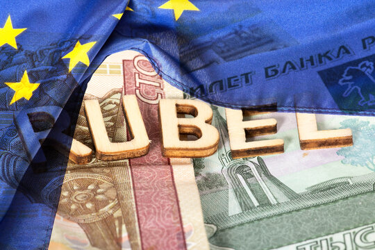 Flagge der Europ&auml;ischen Union EU und Geldscheine russische Rubel