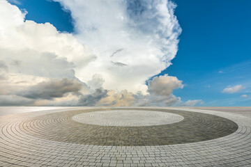 Round city square floor and sky clouds under blue sky - obrazy, fototapety, plakaty