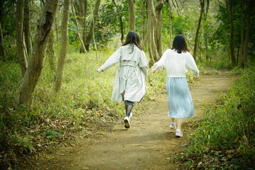 Fototapeta premium 森で走る2人の女性