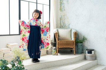 袴を着た女の子　記念写真　ハーフ成人式　七五三　写真館